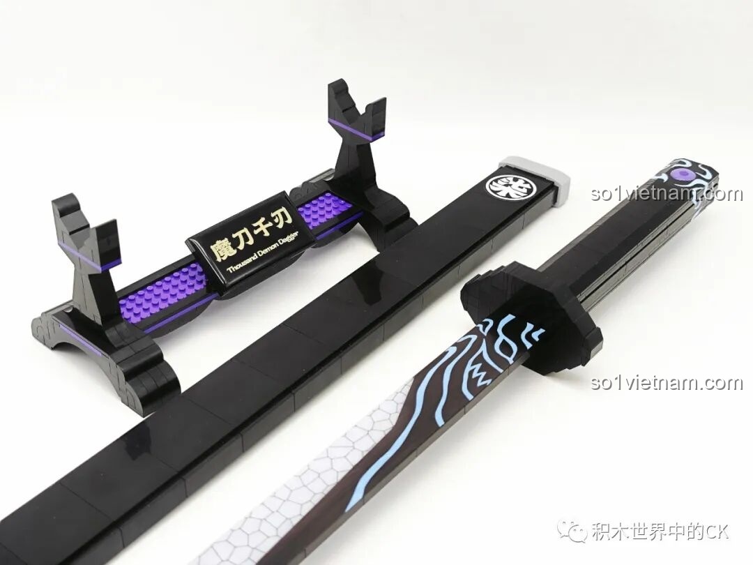 Thanh kiếm Ma Đao Thiên Nhận Balody 21108 với vỏ kiếm và giá đỡ, thể hiện các chi tiết trên lưỡi kiếm.