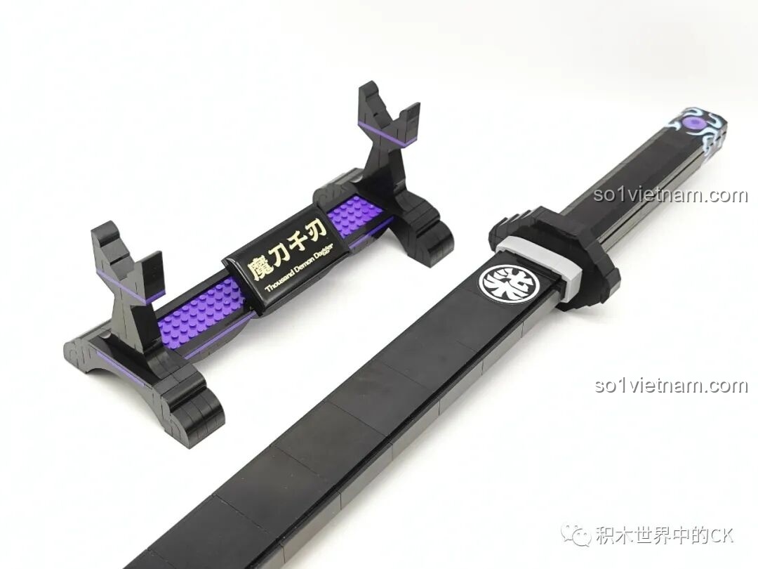 Góc nhìn khác của Ma Đao Thiên Nhận Balody 21108, vỏ kiếm và chuôi kiếm với họa tiết màu tím nổi bật.