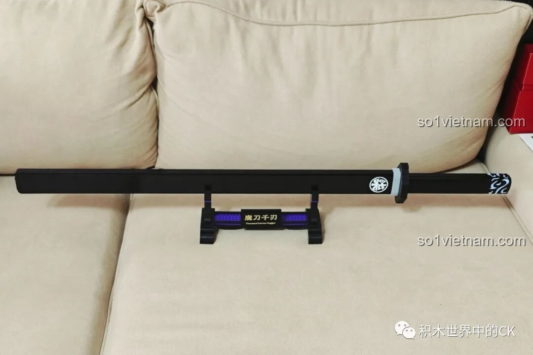 Thanh kiếm Ma Đao Thiên Nhận Balody 21108 được trưng bày trên ghế sofa, thể hiện kích thước ấn tượng.