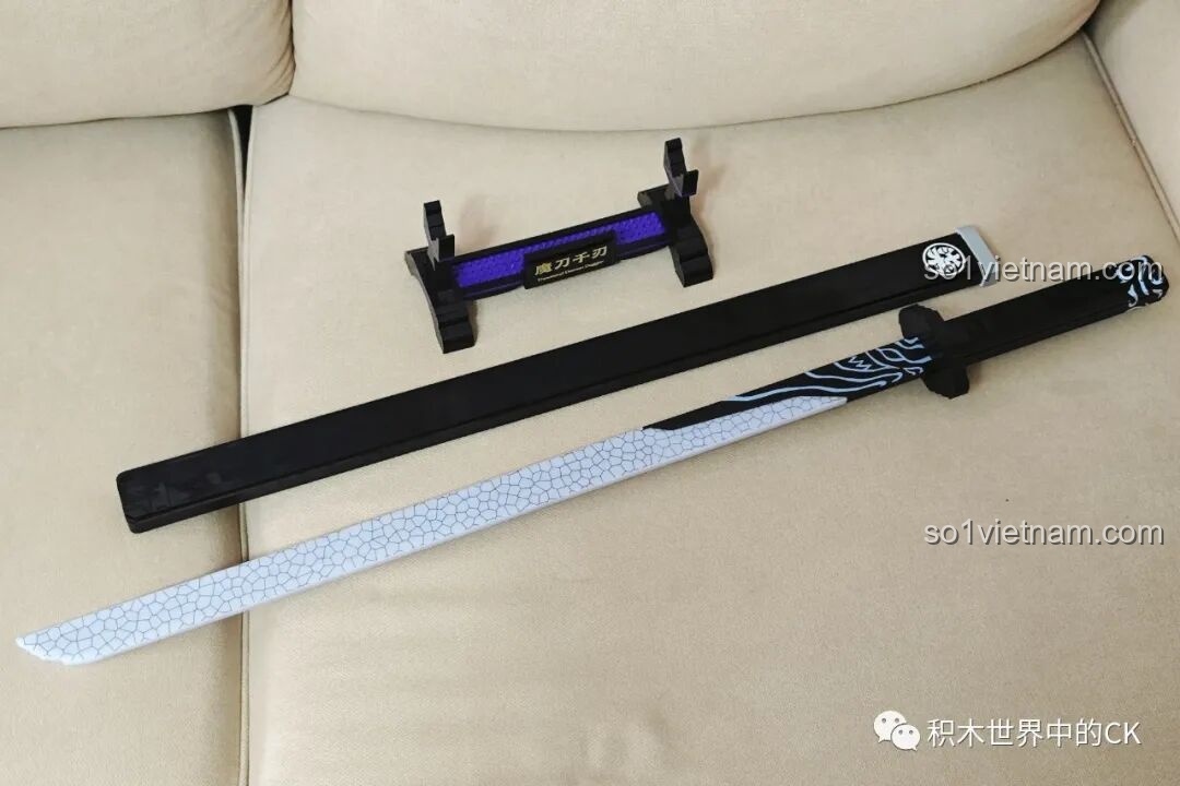 Thanh kiếm Ma Đao Thiên Nhận Balody 21108 và vỏ kiếm đặt cạnh nhau trên ghế sofa, sẵn sàng cho mọi cuộc phiêu lưu.