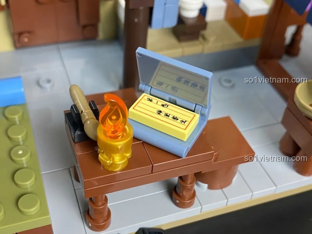 Bàn đọc sách với nghiên mực, bút lông và đèn dầu được tái hiện chi tiết.