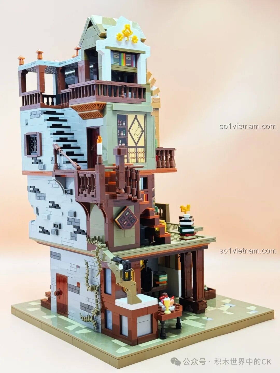 Bàn và ghế nhỏ với sách và đèn trên tầng trệt của JIESTAR 57016 Thư viện Châu Âu.