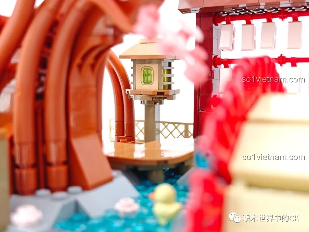 Bảng cầu nguyện với những dòng chữ tiếng Nhật, tăng thêm tính chân thực cho mô hình Con đường hoa anh đào Miku.