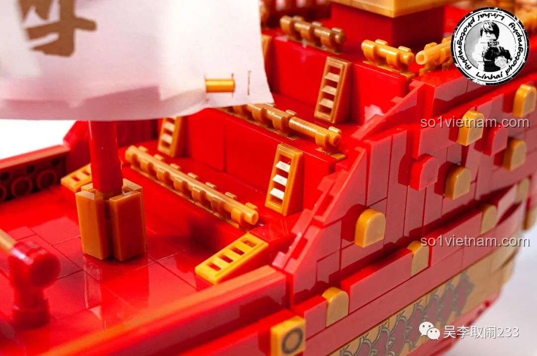 Tấm bảng nhỏ trên đế trưng bày của Thuyền Rồng Tụ Phúc FC6007 Forange, ghi chữ “Dragon Boat” và “龙腾四海”, tăng thêm giá trị thẩm mỹ và ý nghĩa.