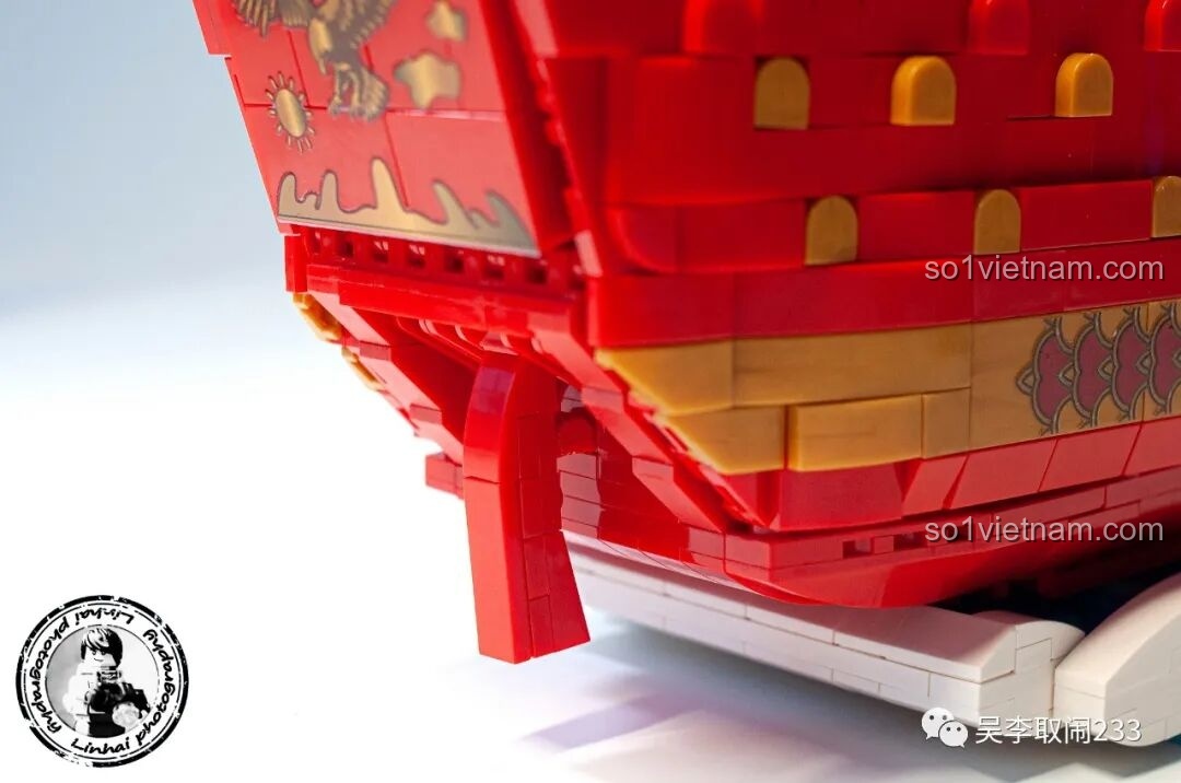 Chi tiết bánh lái ở đuôi Thuyền Rồng Tụ Phúc FC6007 Forange, được thiết kế chân thực, góp phần hoàn thiện vẻ ngoài của mô hình.