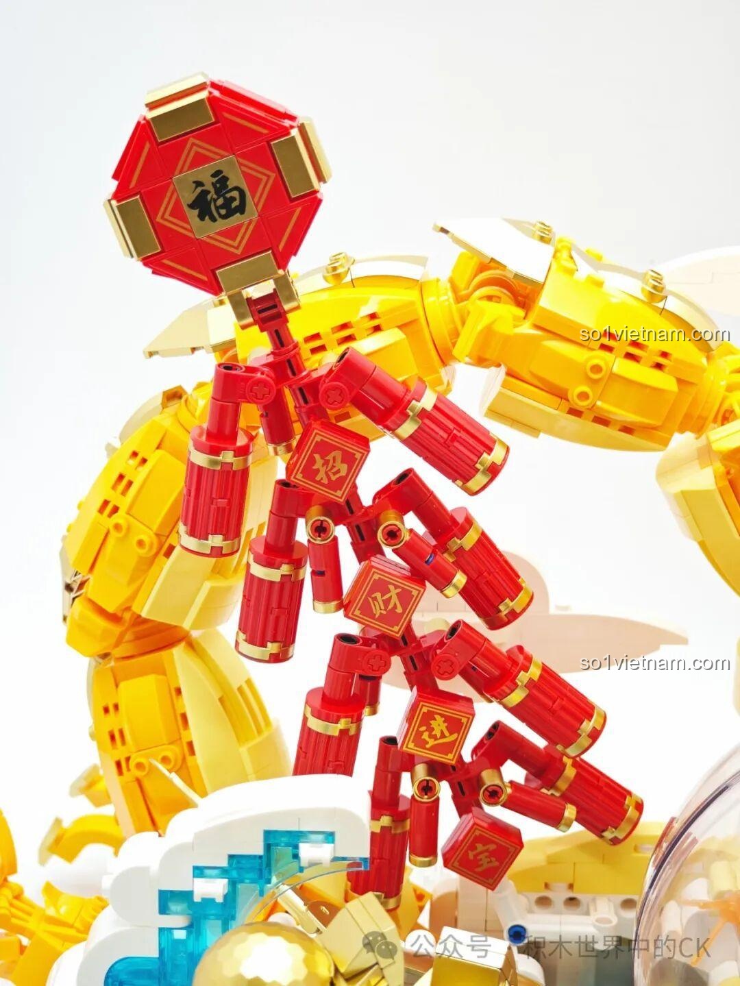 Bánh răng điều khiển bên hông mô hình Keeppley K19908, dùng để xoay quả cầu trung tâm và bật đèn.