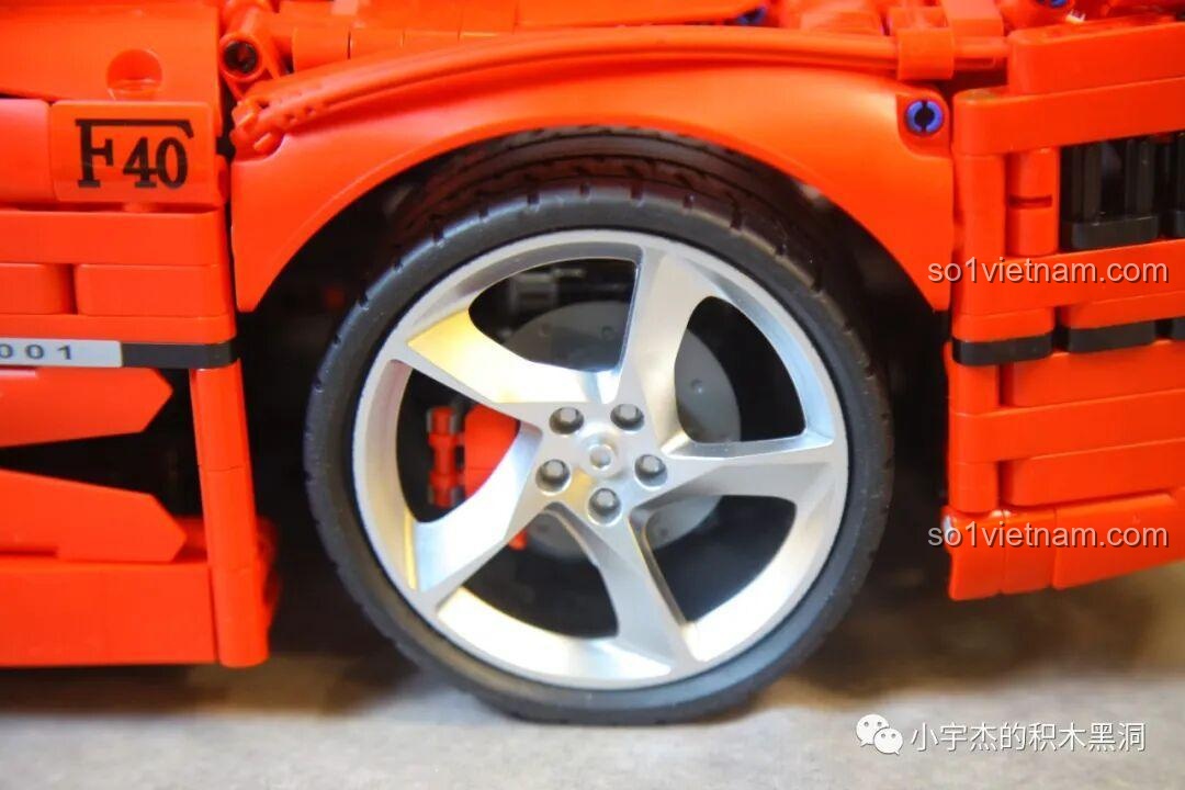 Cận cảnh bánh sau của mô hình CBOX X001, tương tự bánh trước với thiết kế vành 5 chấu kép và lốp cao su chất lượng cao.