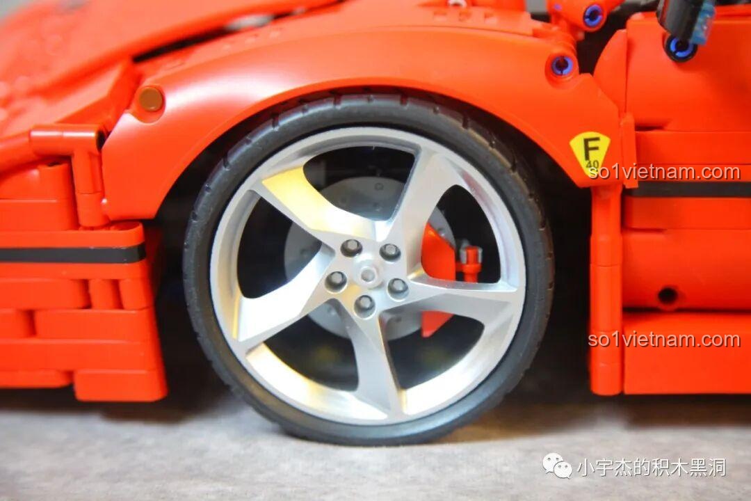 Cận cảnh bánh trước của mô hình CBOX X001 với vành xe 5 chấu kép màu bạc sáng bóng và lốp cao su có vân chi tiết.