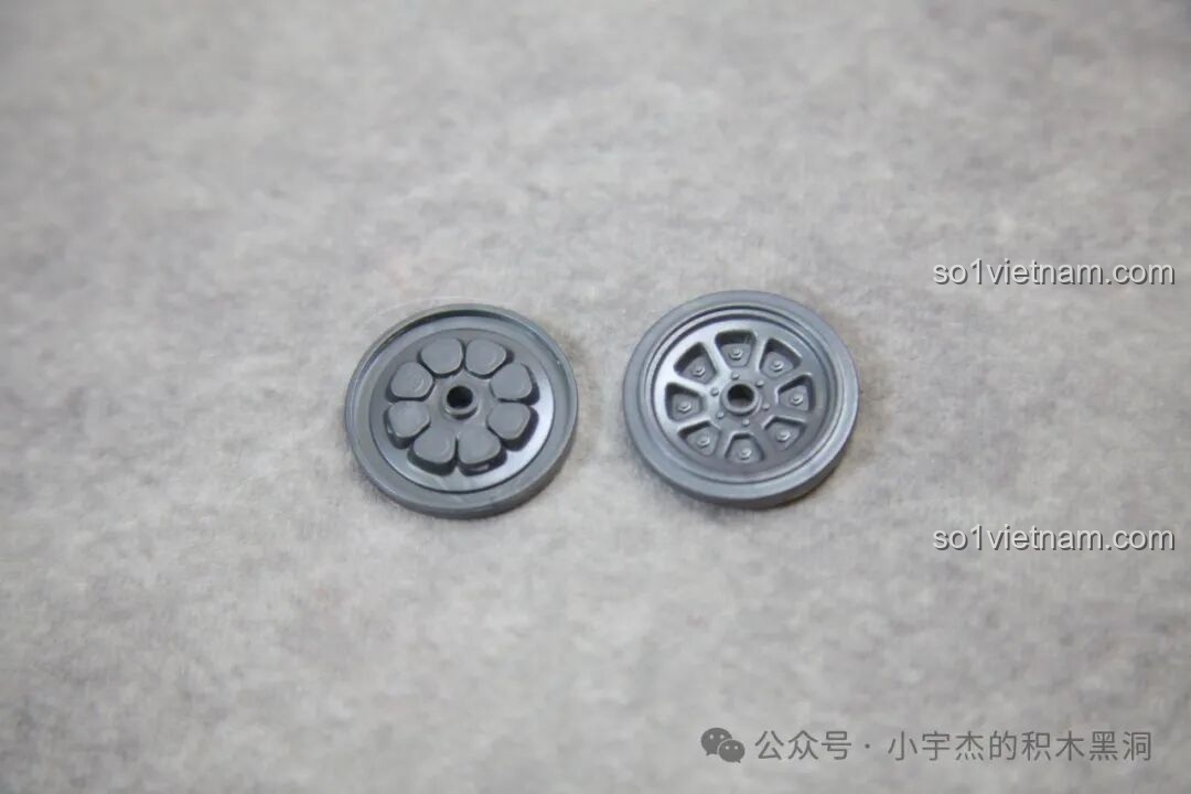 Cận cảnh hai loại bánh xe với thiết kế mới trong bộ đồ chơi mô hình Xe tăng Panther G cho trẻ em 6+.