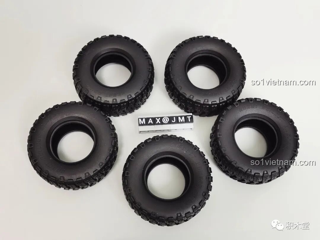 Năm bánh xe lớn với lốp cao su hầm hố của ONEBOT 9AIQI Mô Hình Xe Đua, sẵn sàng cho mọi địa hình.