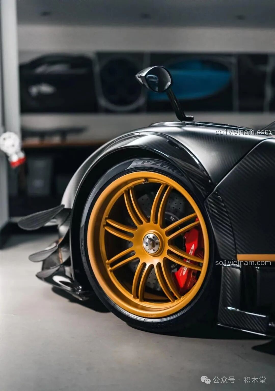 Hình ảnh bánh xe của siêu xe Pagani Zonda R thật để so sánh với chi tiết trên mô hình RASTAR 93900, cho thấy độ chính xác cao.