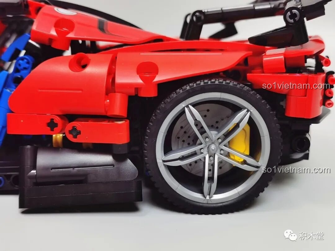 Bánh xe sau của mô hình Cỗ máy tốc độ FP3, tương tự bánh trước với mâm và phanh chi tiết.