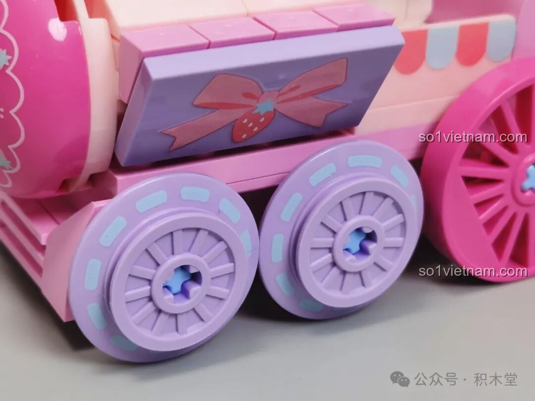 Cận cảnh bánh xe của tàu hỏa My Melody TC1724, màu tím pastel.