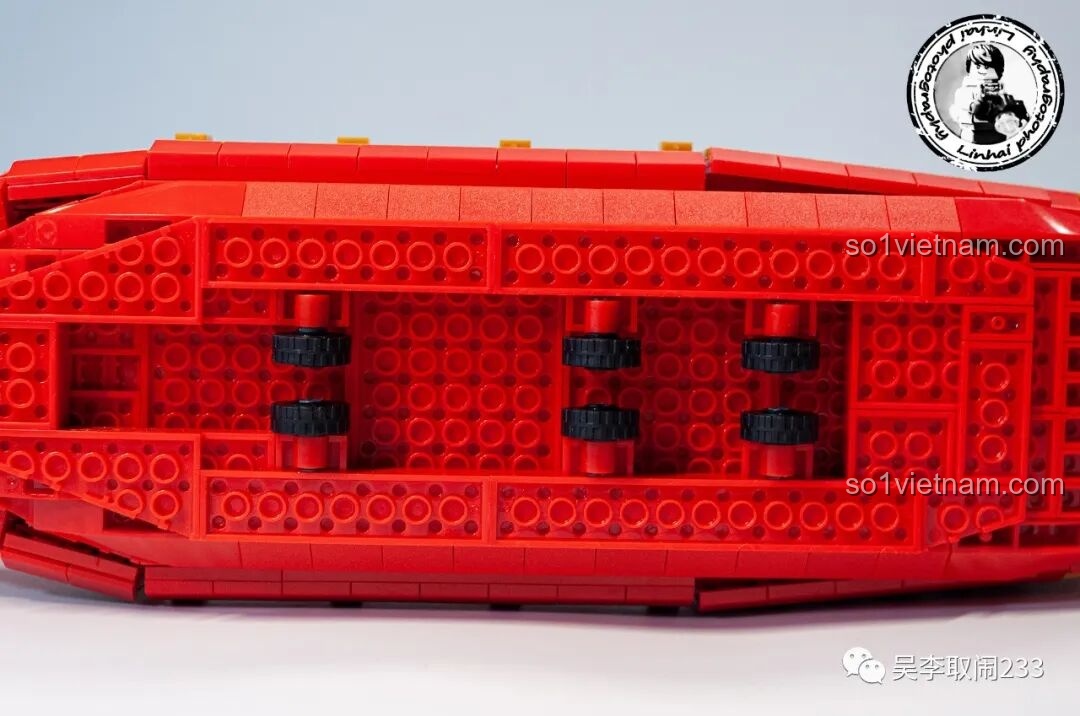 Cận cảnh các bánh xe nhỏ dưới đáy Thuyền Rồng Tụ Phúc FC6007 Forange, cho phép mô hình di chuyển dễ dàng, tăng tính tương tác khi chơi.