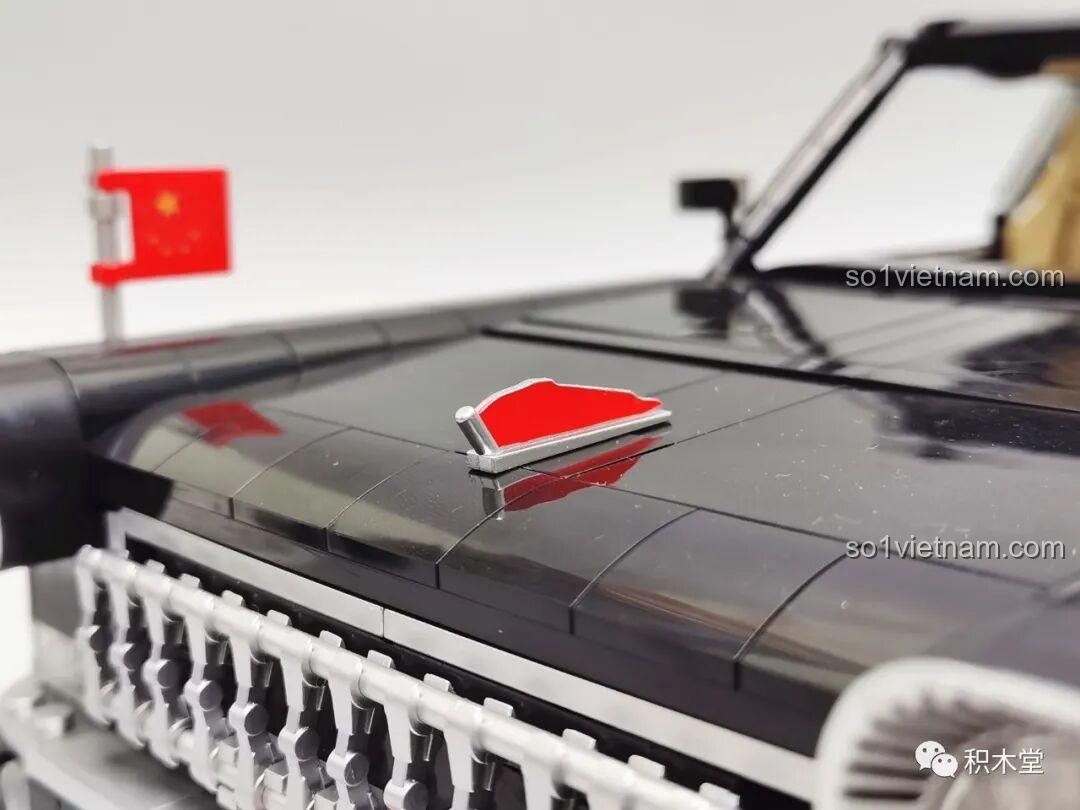 Cận cảnh bánh xe của mô hình Zhimeng Tree T5043 Xe Lễ Tân Hồng Kỳ, với lốp và vành xe.