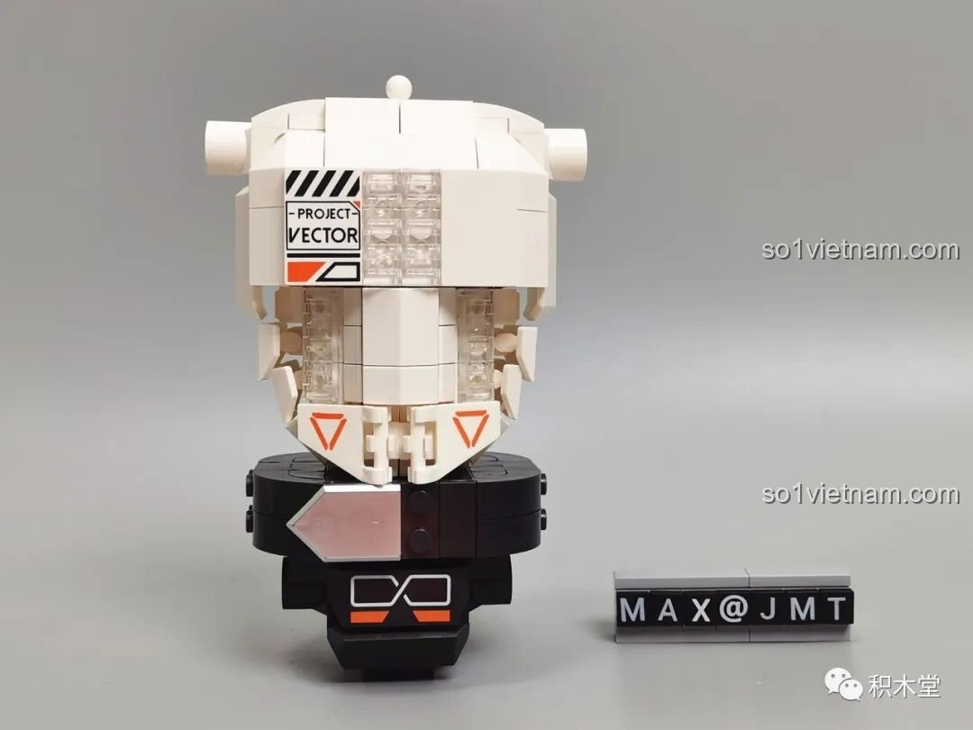 Bắt đầu lắp ráp phần đế của FUNIFY W9006 Chiến Binh Cơ Khí ZENN, với các miếng ghép in sẵn và sơn kim loại, tạo cảm giác chắc chắn và cao cấp ngay từ đầu.