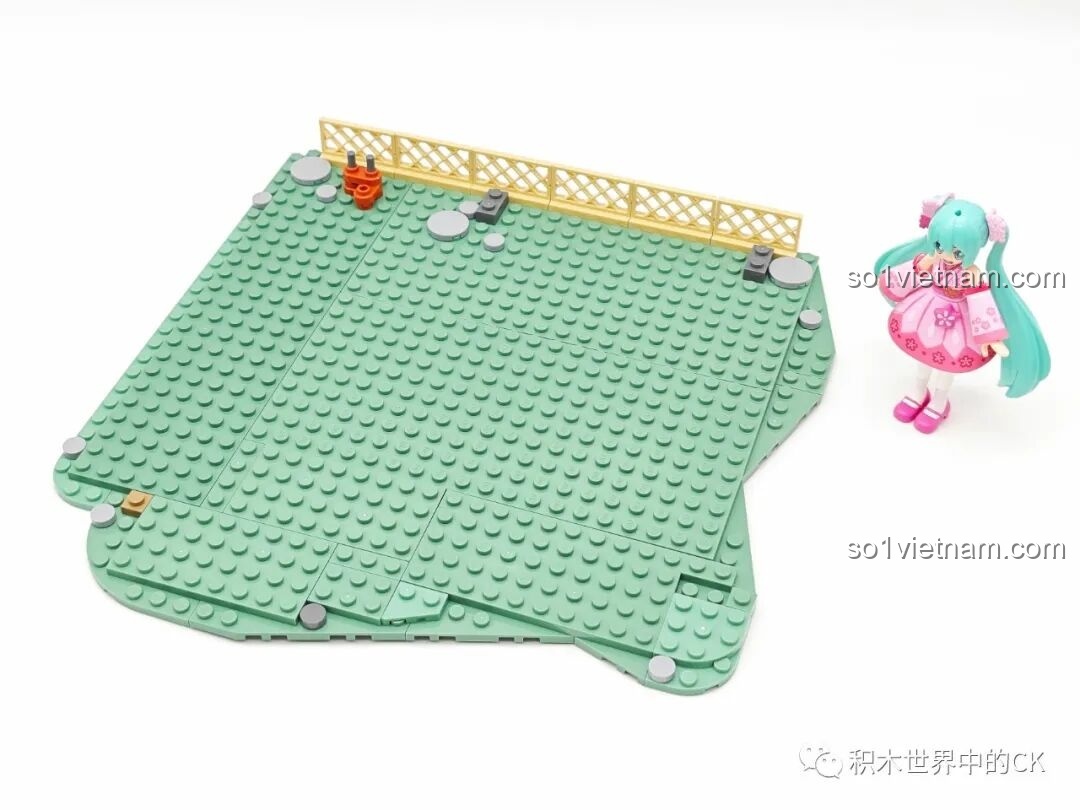 Bắt đầu lắp ráp phần nền xanh mướt của bộ đồ chơi Hatsune Miku: Con Đường Hoa Anh Đào K20901.