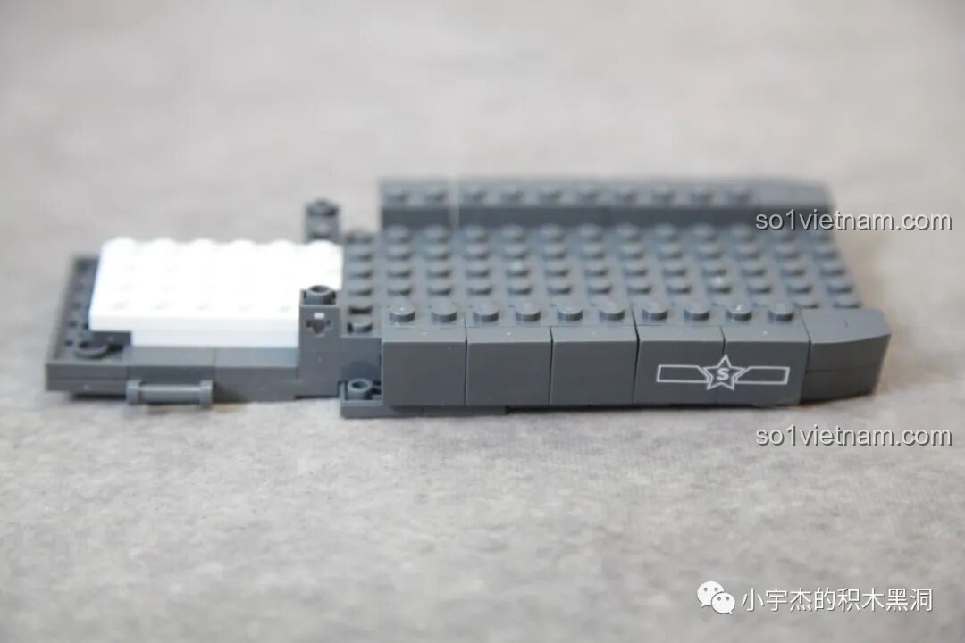 Hình ảnh bắt đầu quá trình lắp ráp bộ Sluban J-20 M38-B1187 Tiêm Kích Tàng Hình, với các mảnh ghép được sắp xếp gọn gàng.