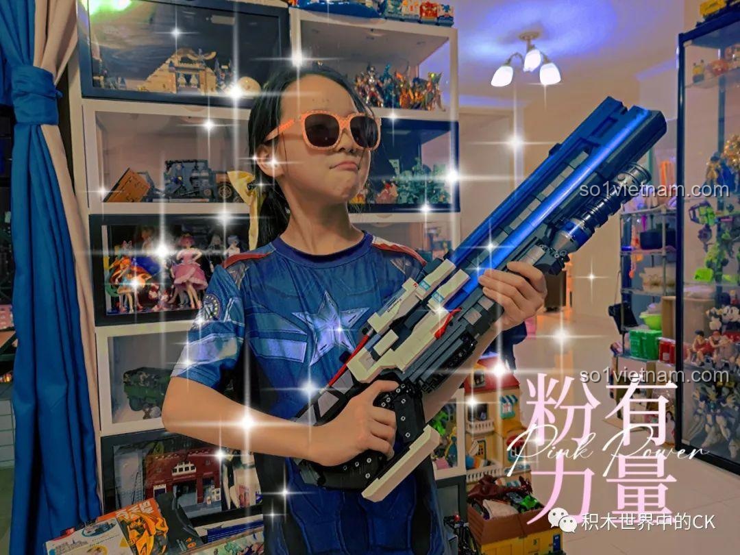 Một bé trai tự hào khoe thành quả là mô hình súng JIESTAR 58023 to lớn và chi tiết sau khi lắp ráp xong.