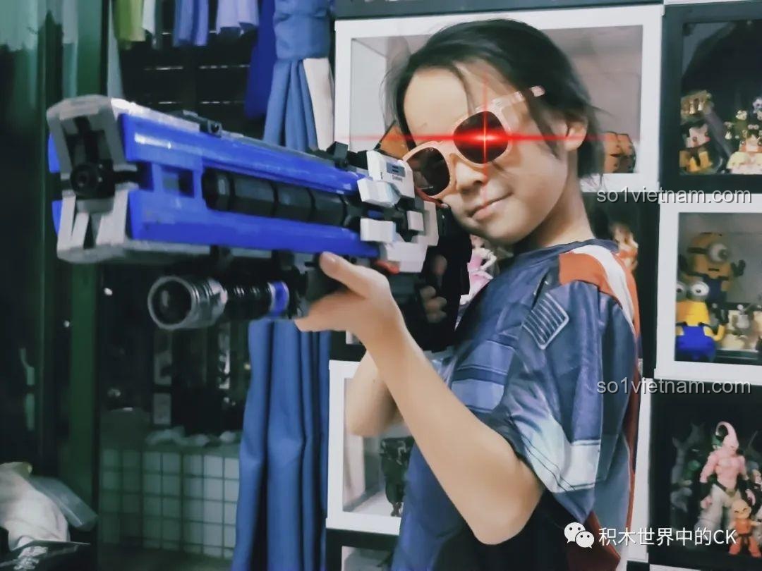 Một bé trai đang ngắm bắn với mô hình súng JIESTAR 58023, thể hiện sự thích thú và nhập vai khi chơi.