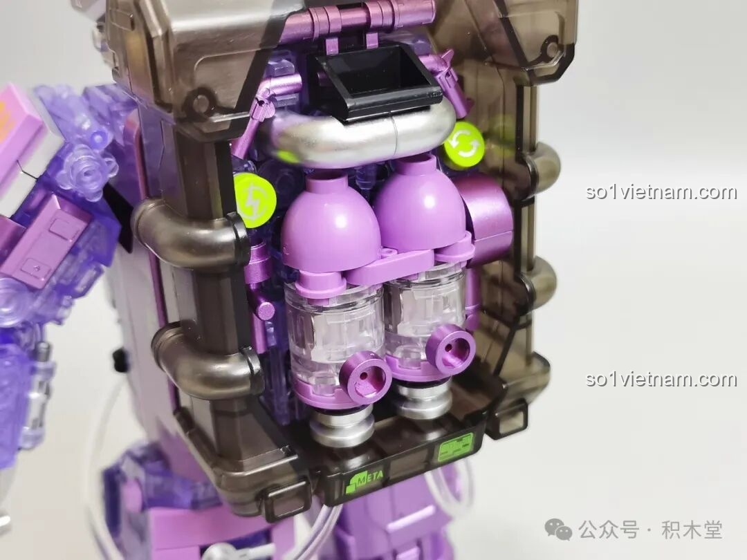 Bên trong ba lô năng lượng của mô hình TOP TOY TC1412, để lộ các bình năng lượng và chi tiết máy móc.