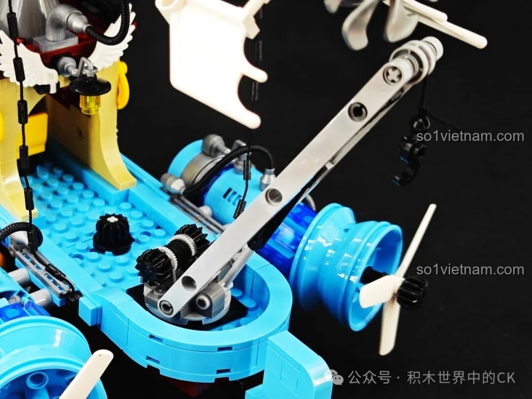 Nhìn vào bên trong cabin lái của ZHEGAO 958015, có thể thấy ghế ngồi và vô lăng điều khiển.