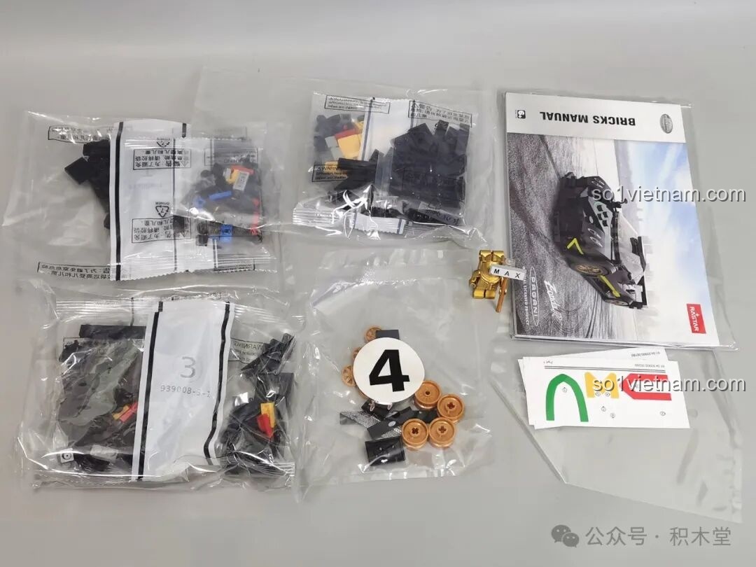 Toàn bộ các chi tiết bên trong hộp RASTAR 93900, bao gồm các túi mảnh ghép, sách hướng dẫn và decal, được sắp xếp gọn gàng.