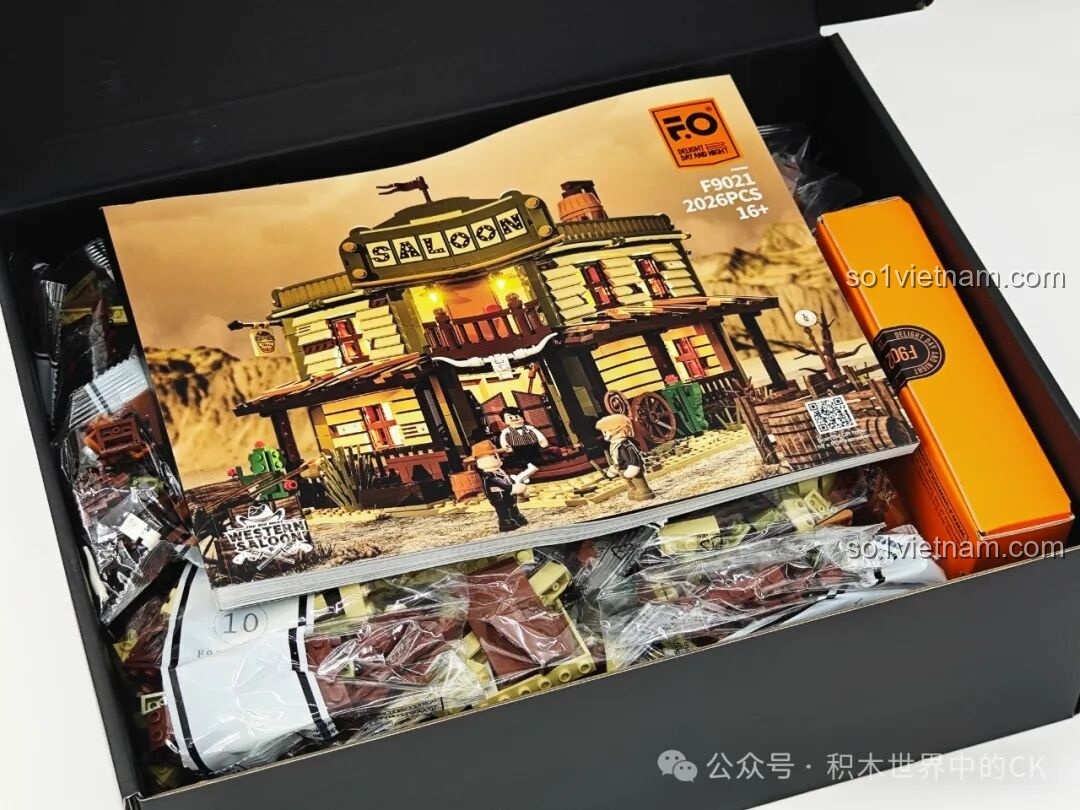 Bên trong hộp bộ lắp ghép FunWhole F9021, bao gồm sách hướng dẫn, bộ đèn LED và các túi mảnh ghép được phân loại.