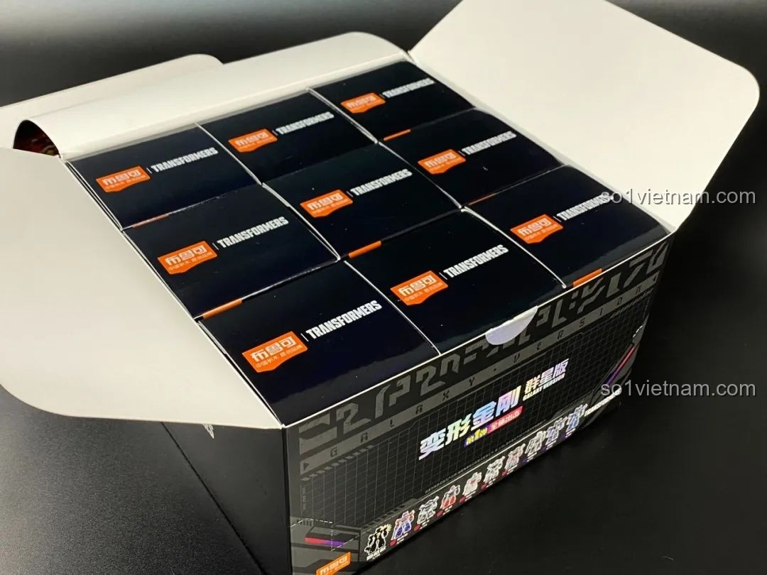 Bên trong hộp lớn là các hộp blind box nhỏ của bộ sưu tập Blokees Transformers Galaxy Version.