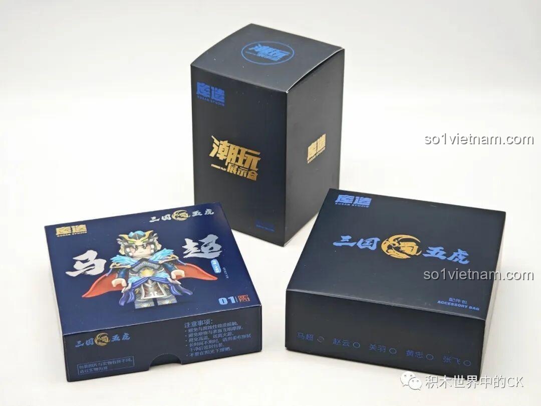 Bên trong hộp minifigure Kuzao Studio Mã Siêu được chia thành 3 hộp nhỏ đựng nhân vật, phụ kiện và hộp trưng bày.