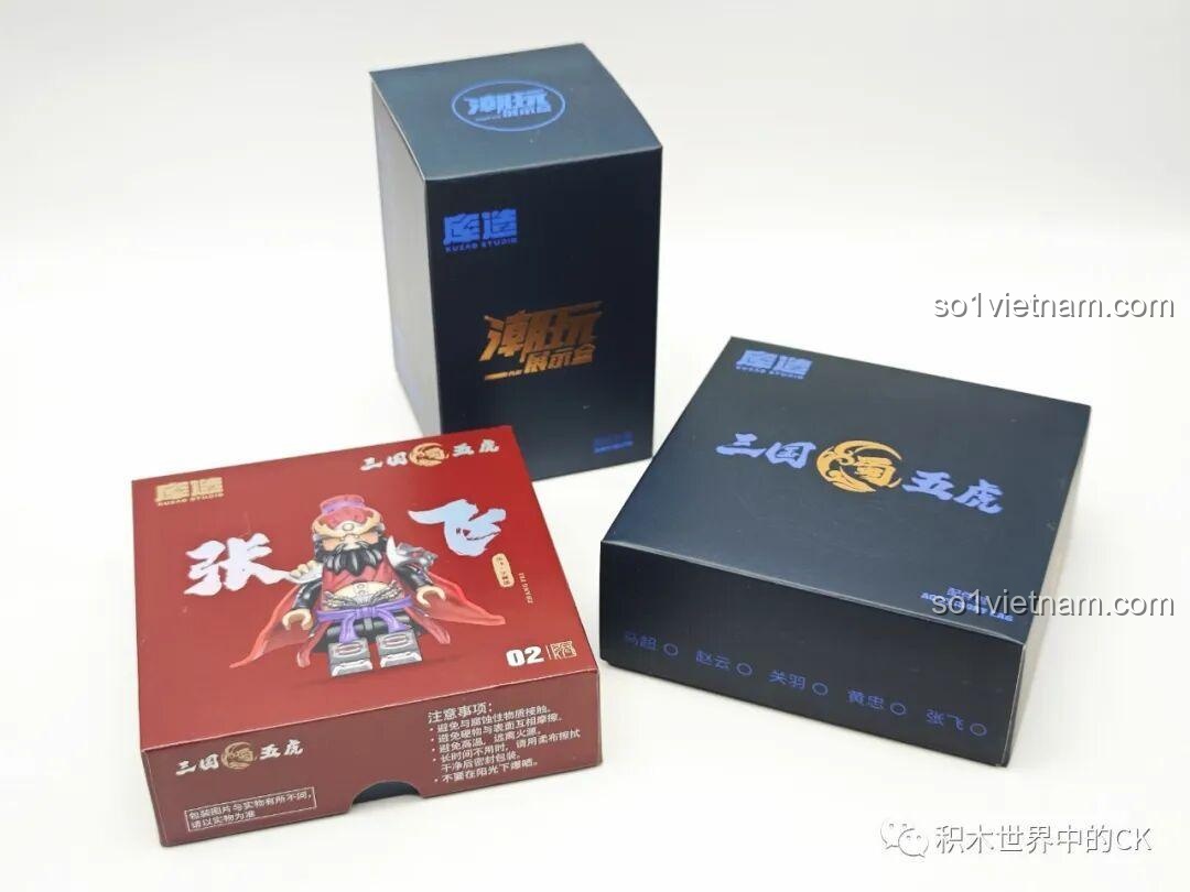 Bên trong hộp minifigure Kuzao Studio Trương Phi 11772, cũng được chia thành 3 hộp nhỏ tương tự Mã Siêu.