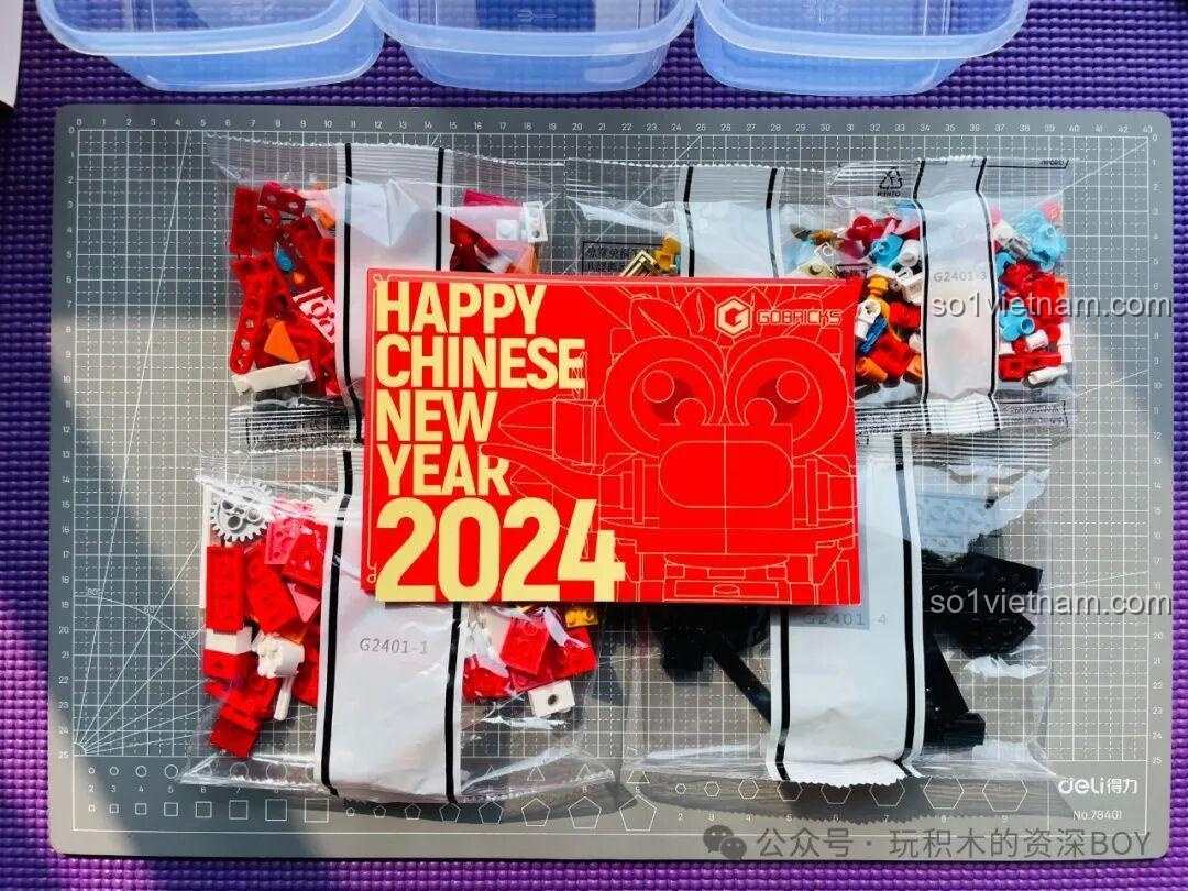 Các túi mảnh ghép và sách hướng dẫn bên trong hộp đồ chơi lắp ráp Rồng Béo Trên Trời Gobricks G2401.