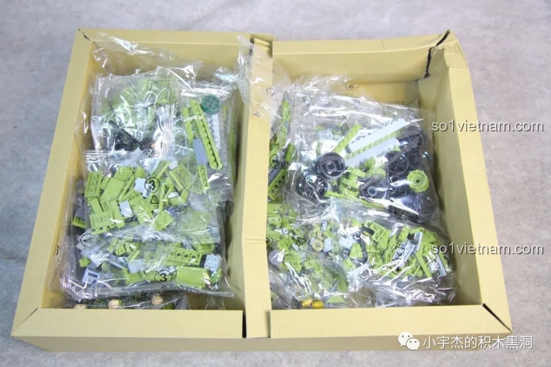 Các túi chi tiết được sắp xếp gọn gàng bên trong hộp của bộ lắp ráp xe tăng T-34 Panlos 632012.