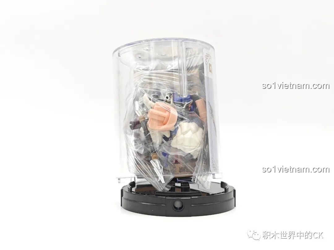 Các chi tiết lắp ráp của một minifigure được đựng trong hộp trưng bày nhựa trong suốt, thuộc bộ Qman 78002.