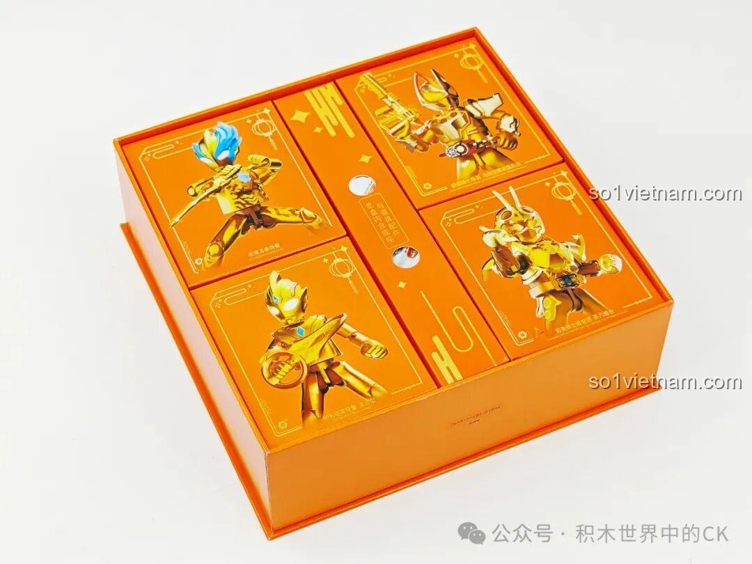 Toàn cảnh bên trong hộp quà với bốn hộp figure Ultraman và Kamen Rider được xếp ngay ngắn, sẵn sàng để khám phá.