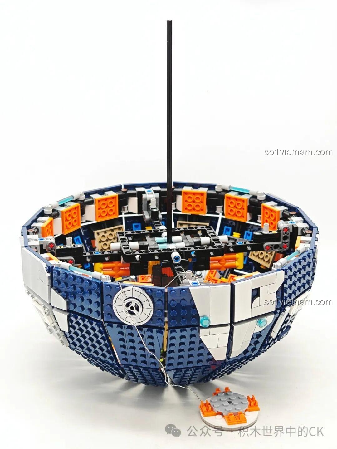 Bên trong quả địa cầu Wekki 506502 Mô hình Kế hoạch Di cư Hành tinh trước khi lắp đặt trạm không gian, cho thấy không gian rộng rãi.