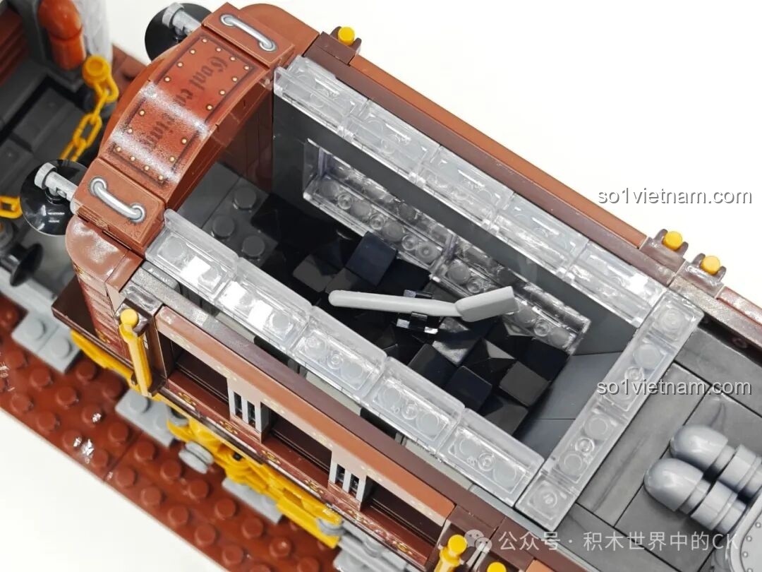 Không gian bên trong của toa chở than mô hình ZHEGAO 958016, có các mảnh ghép màu đen giả làm than đá.