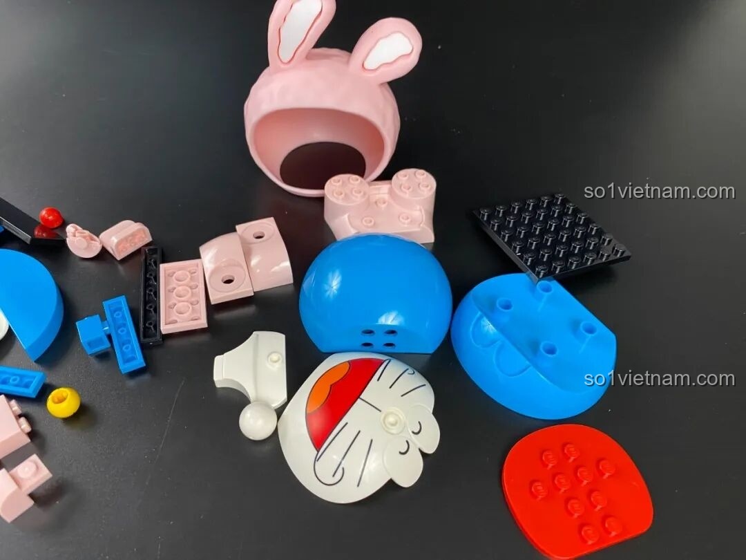 Bìa sau sách hướng dẫn Keeppley Doraemon, với hình ảnh Doraemon và logo bản quyền.