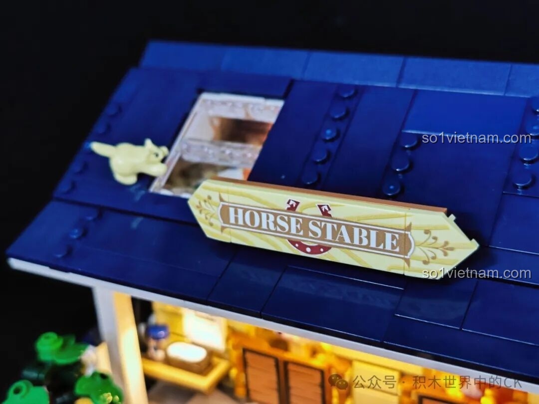 Cận cảnh biển hiệu 'Horse Stable' với thiết kế cổ điển, một điểm nhấn của mô hình FunWhole F9080.