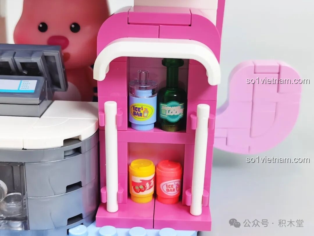 Biển hiệu 'ICE BAR' màu vàng nổi bật của bộ lắp ráp Quầy bar kem Loopy.