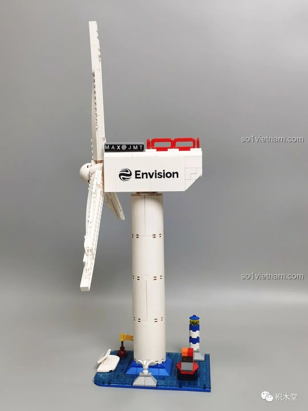 Cận cảnh biển tên Envision và phần đế mô phỏng biển cả của Pantasy 11014, tạo điểm nhấn sang trọng và ý nghĩa.