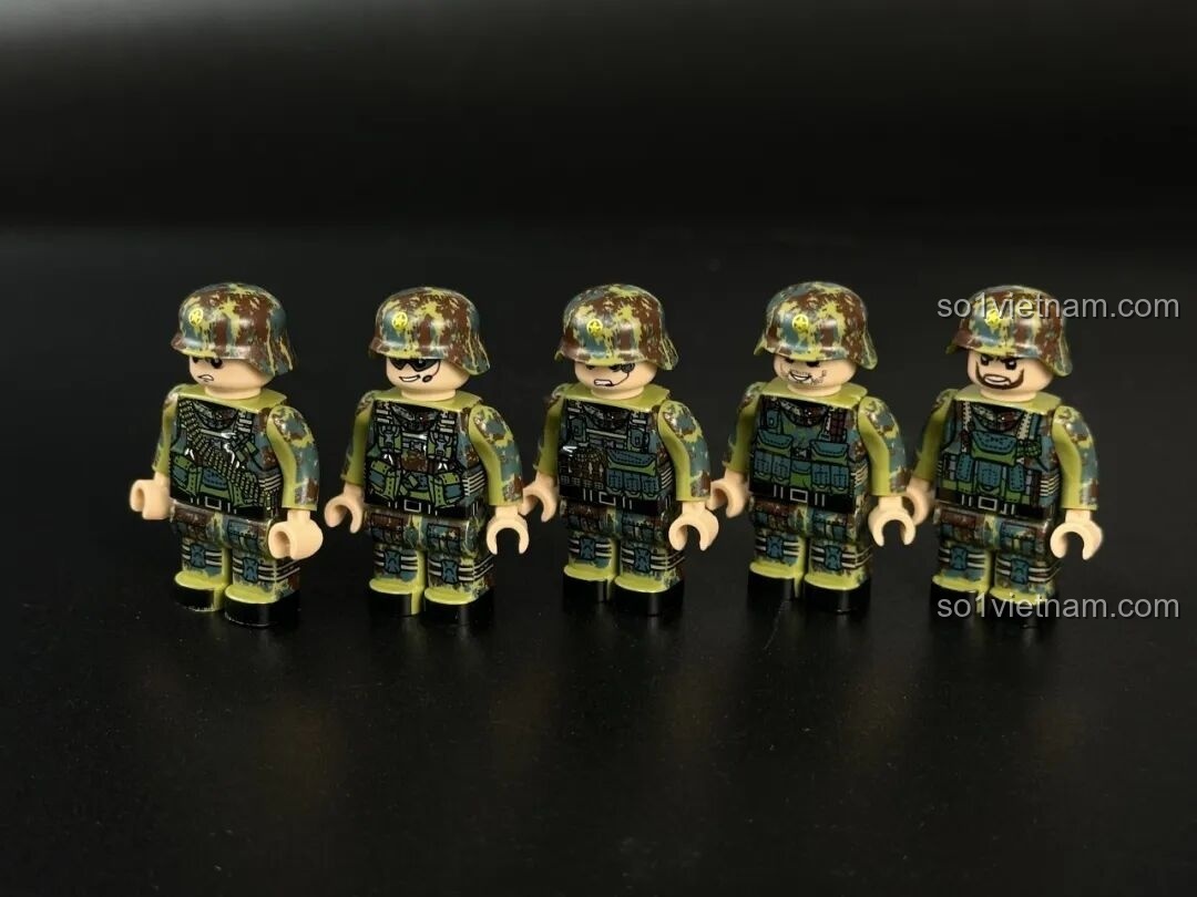 Biệt đội 5 minifigure lính tăng Xô Viết của bộ Panlos Brick 2012, tất cả đều được trang bị mũ và quân phục.