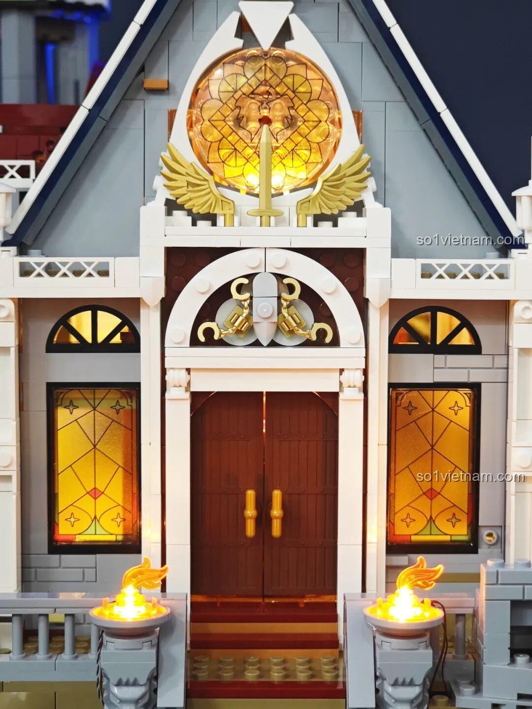 Biểu tượng vàng và thanh kiếm trên cửa sổ kính màu lớn của Sảnh Tiệc Hoàng Gia Lumibricks L9071.