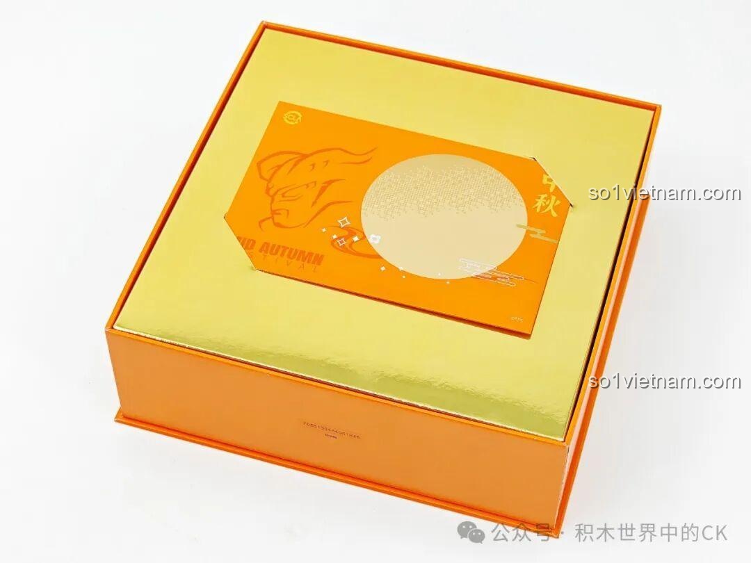 Mở hộp bộ figure 01134, bên trong là lớp giấy vàng sang trọng.