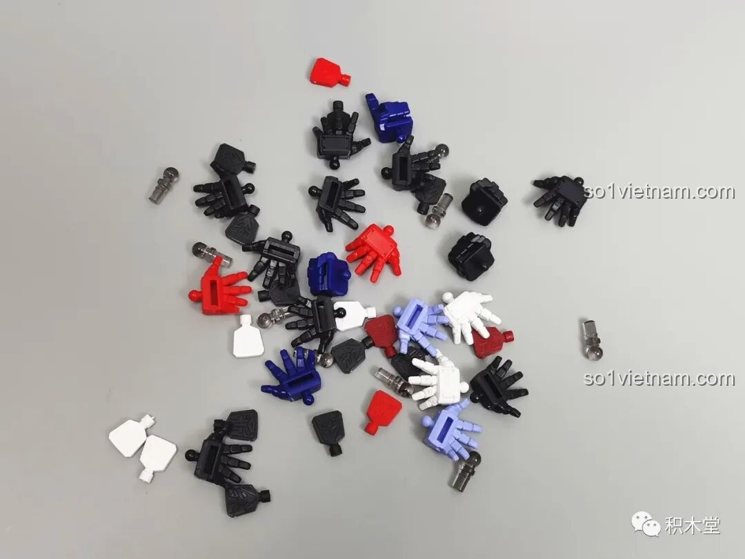 Rất nhiều bàn tay thay thế với các tạo hình khác nhau đi kèm trong bộ sưu tập BLOKEES 71100 Transformers G1.