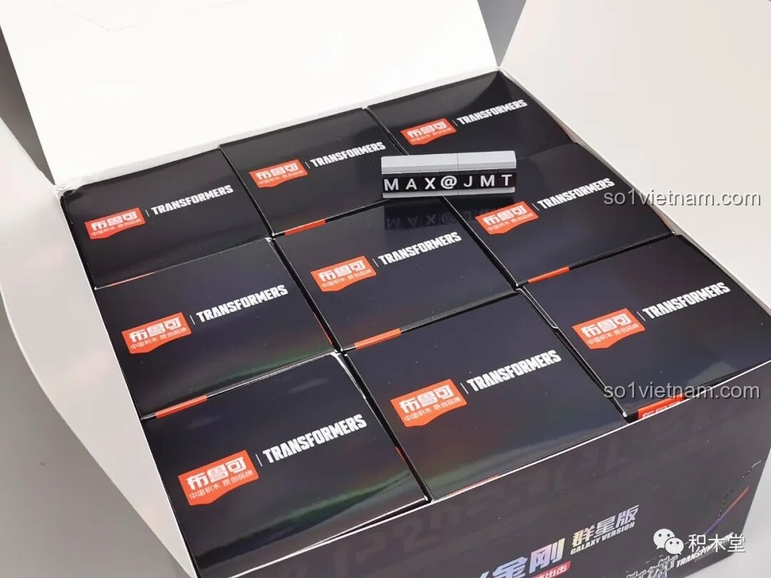 Bên trong hộp lớn là 9 hộp blind box nhỏ, mỗi hộp chứa một nhân vật Transformers G1 ngẫu nhiên từ bộ BLOKEES 71100.