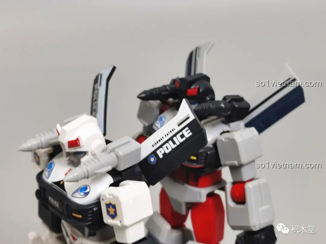 Cận cảnh ba figure Prowl, Bluestreak và Jazz BLOKEES 71100, làm nổi bật các chi tiết khác biệt trên vai và đầu.