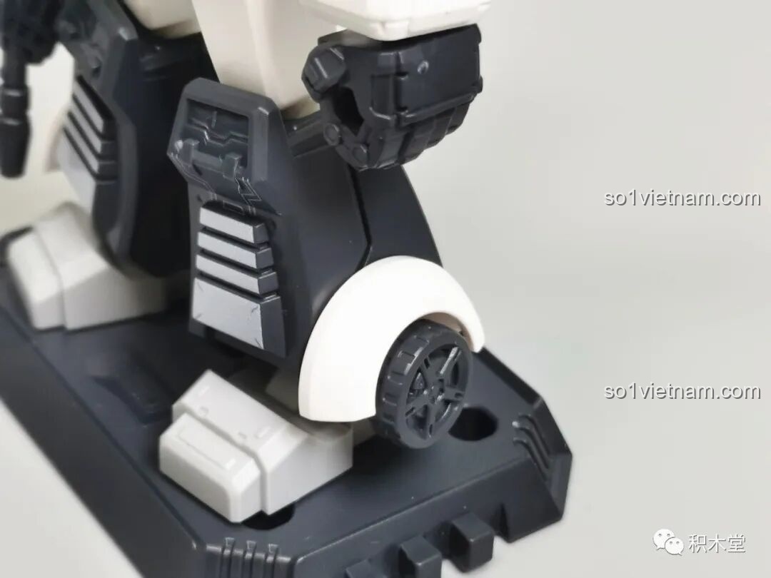 Cận cảnh chi tiết bánh xe và phần chân của figure Prowl BLOKEES 71100, cho thấy độ hoàn thiện cao của sản phẩm.