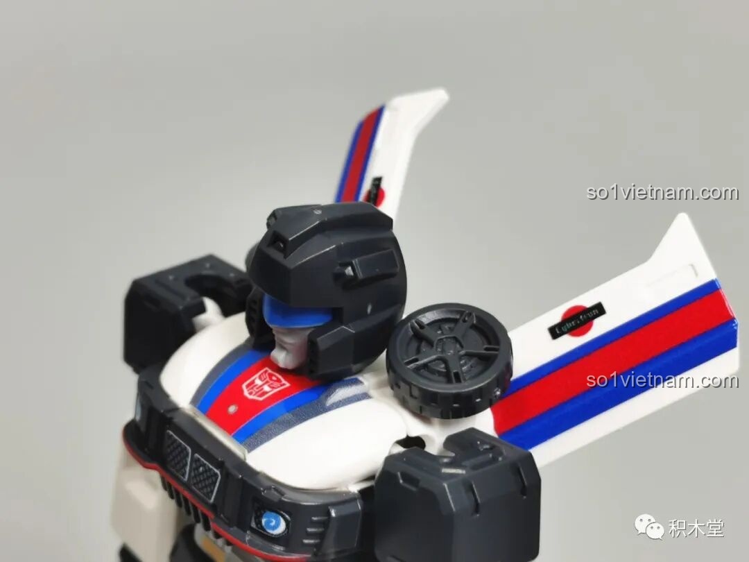 Cận cảnh phần đầu và vai của figure Jazz BLOKEES 71100, làm nổi bật cặp kính xanh và logo Autobot trên ngực.