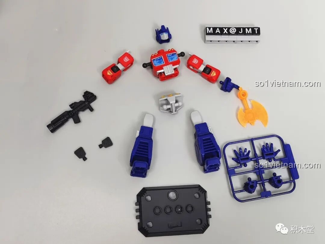 Các chi tiết để lắp ráp figure Optimus Prime từ bộ BLOKEES 71100, bao gồm thân, tay, chân, vũ khí và đế trưng bày.